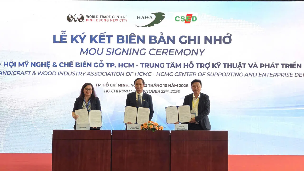 Ký kết MOU giữa WTC Becamex, Hội Mỹ nghệ và Chế biến Gỗ TPHCM với Trung tâm hỗ trợ kỹ thuật và phát triển bền vững - Ảnh Bá Nam
