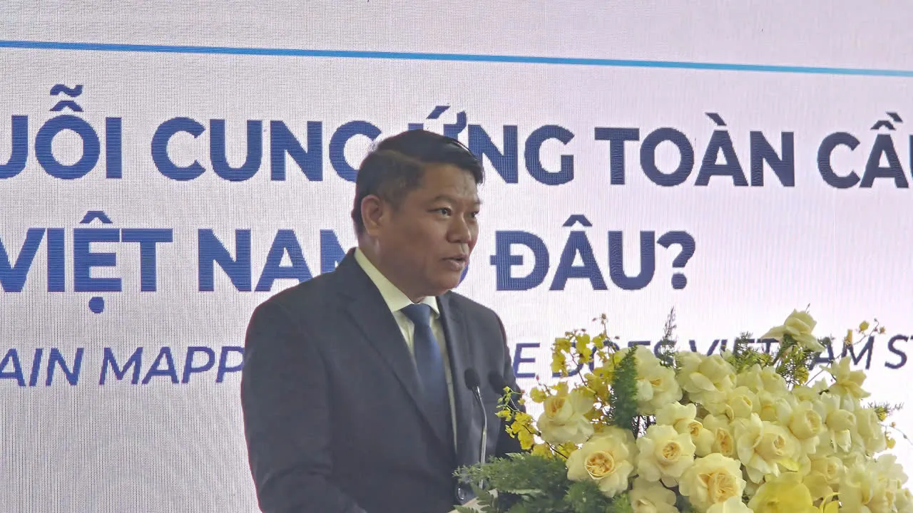 Phó Giám đốc Sở Công Thương TPHCM Lê Văn Danh tham gia trao đổi tại diễn đàn - Ảnh Bá Nam