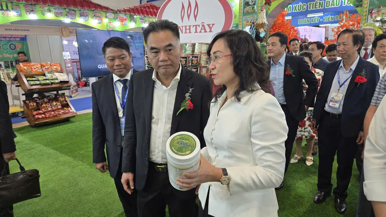 Thứ trưởng Bộ Công Thương Phan Thị Thắng và Phó Chủ tịch UBND TPHCM Nguyễn Lộc Hà tham quan gian hàng của doanh nghiệp Bình Tây - Ảnh Bá Nam