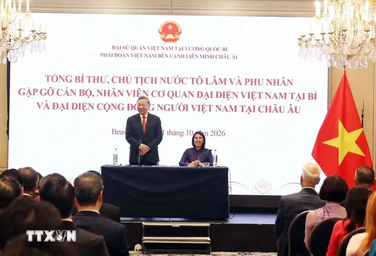 Tổng Bí thư, Chủ tịch nước Tô Lâm nói chuyện thân mật với cán bộ, nhân viên Đại sứ quán Việt Nam tại Bỉ và đại diện cộng đồng người Việt Nam tại châu Âu - Ảnh: TTXVN