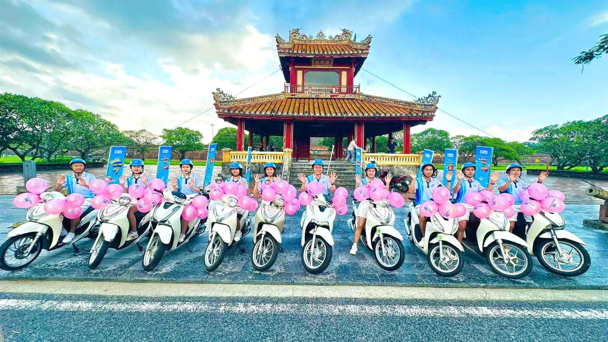 1- Không khí mua sắm rộn ràng tại các siêu thị thuộc hệ thống Saigon Co.op trong những ngày đầu triển khai chương trình tri ân khách hàng.