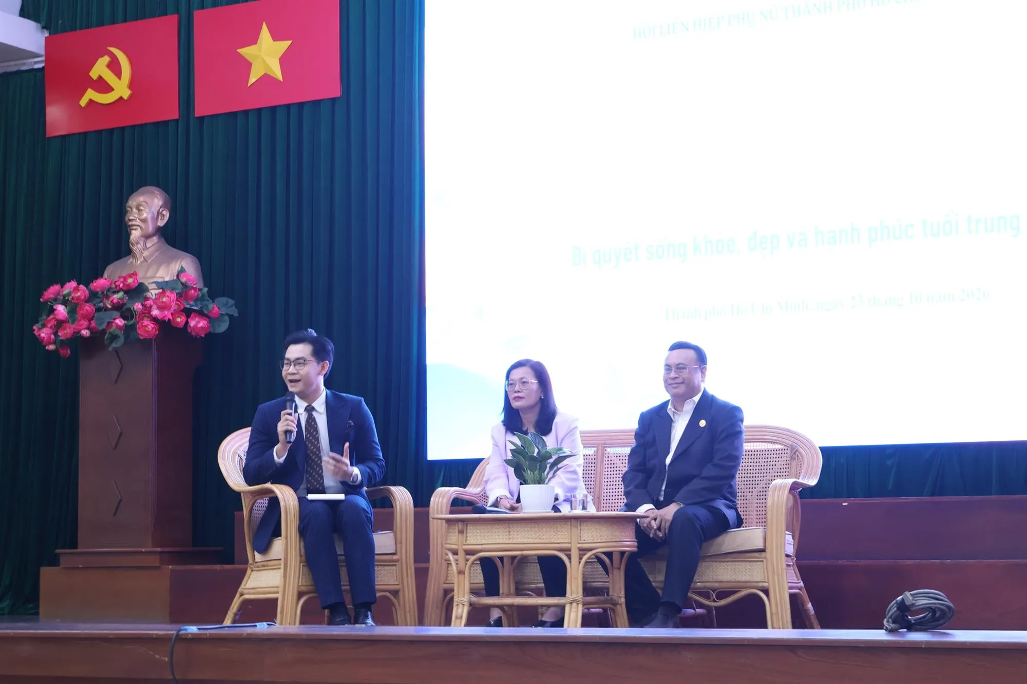 Chị em phụ nữ cùng trao đổi với chuyên gia về vấn đề sức khỏe - Ảnh: Kim Anh