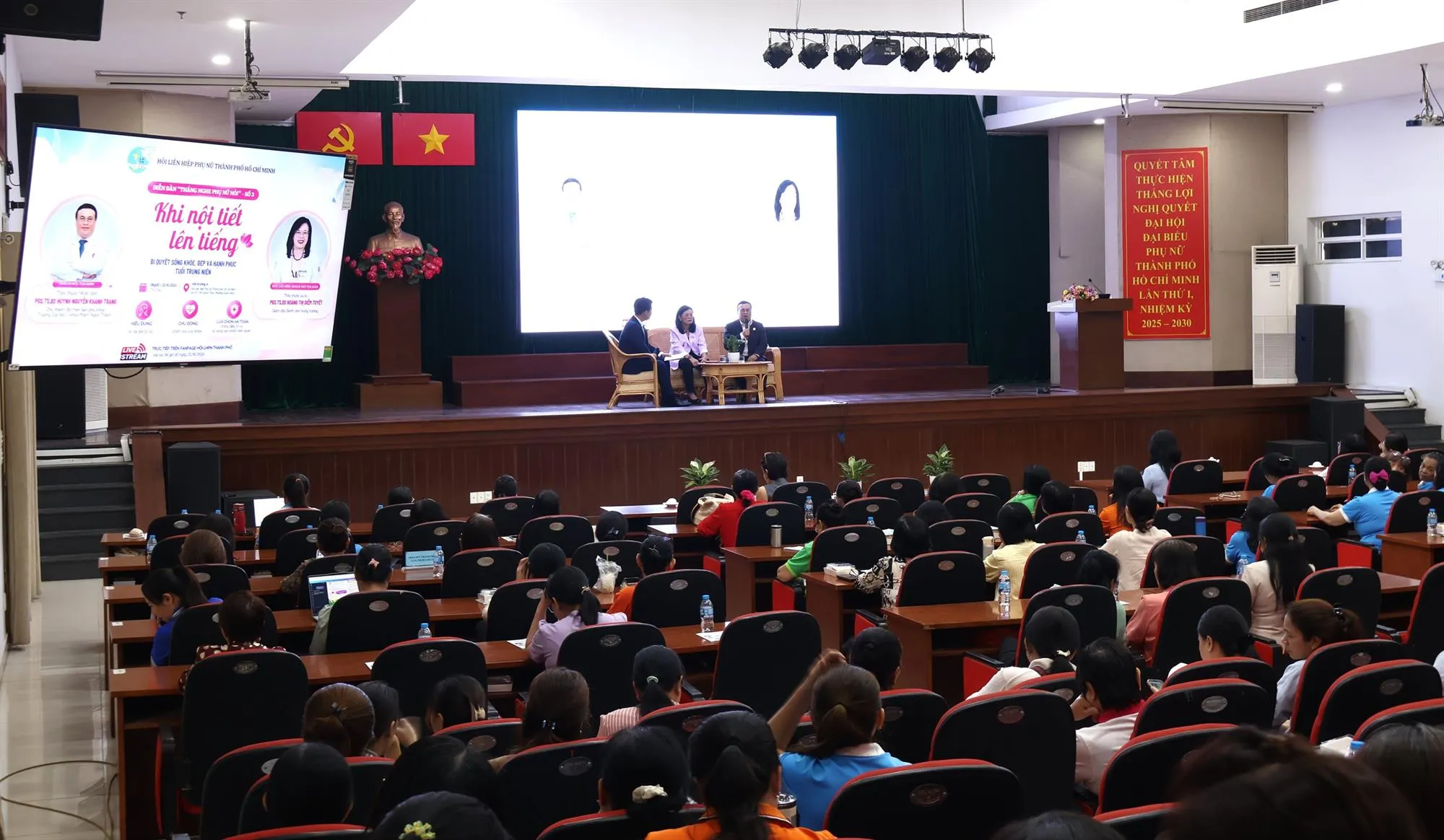 Chị em phụ nữ cùng trao đổi với chuyên gia về vấn đề sức khỏe - Ảnh: Kim Anh