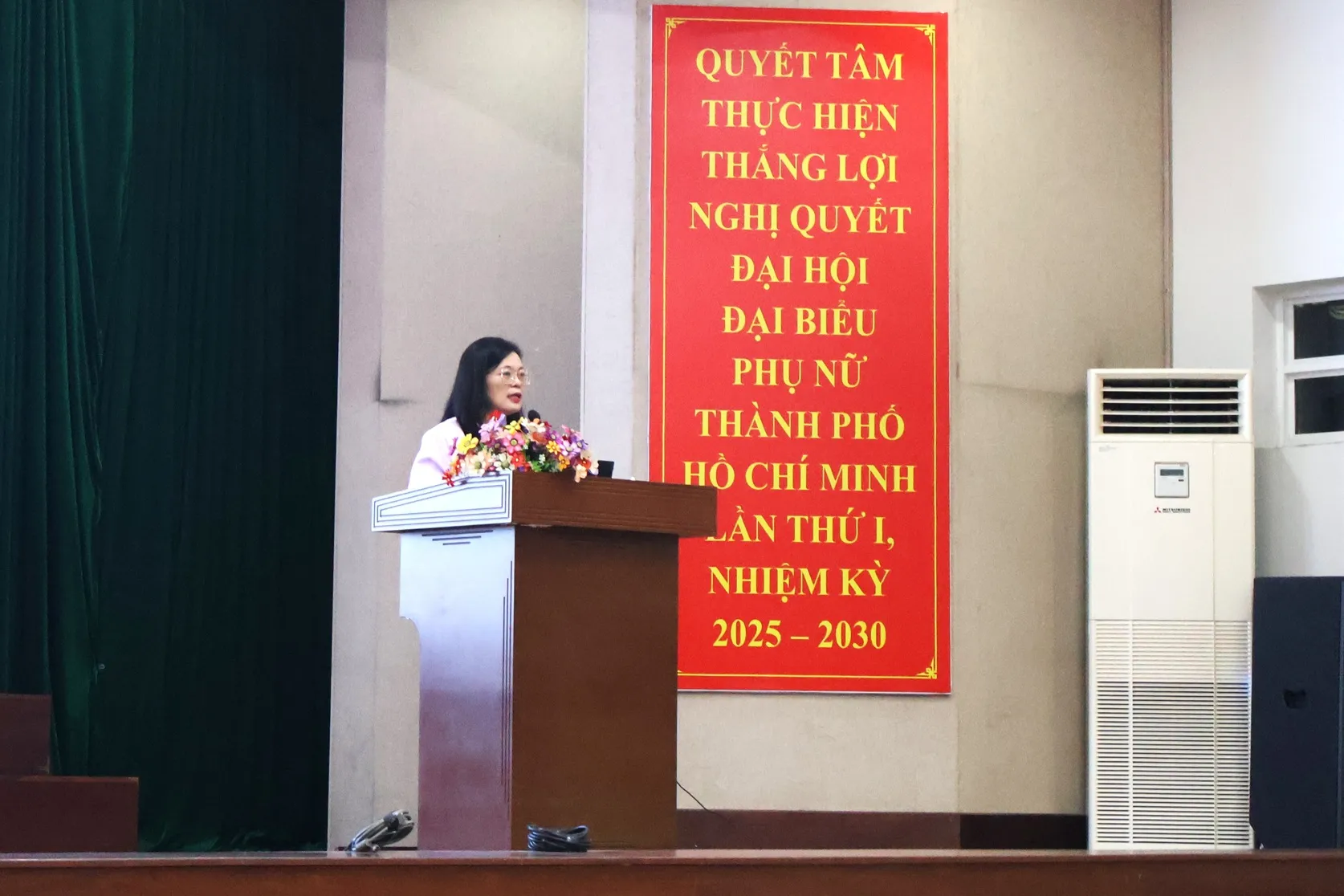 Thầy thuốc ưu tú, Phó Giáo sư, Tiến sĩ, Bác sĩ Hoàng Thị Diễm Tuyết - Giám đốc Bệnh viện Hùng Vương chia sẻ với chị em cách chăm sóc sức khỏe ở độ tuổi trung niên - Ảnh: Kim Anh