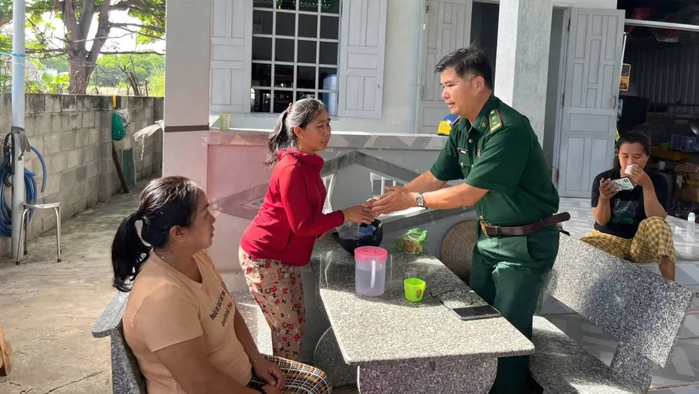 Bộ đội Biên phòng đến nhà thuyền viên thăm hỏi