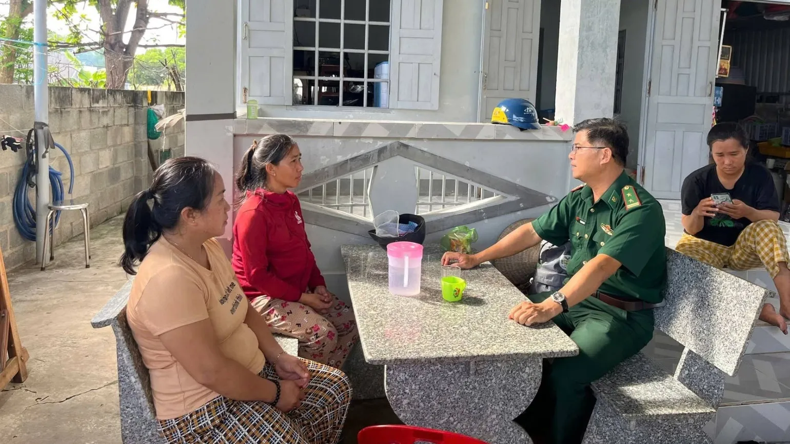 Bộ đội Biên phòng đến nhà thuyền viên thăm hỏi