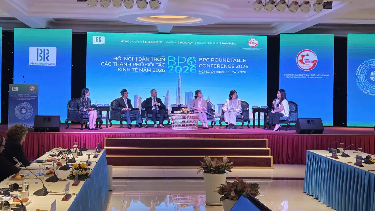 Các đại biểu đại diện các thành phố đối tác cùng trao đổi về đổi mới sáng tạo và phát triển bền vững - Ảnh Bá Nam
