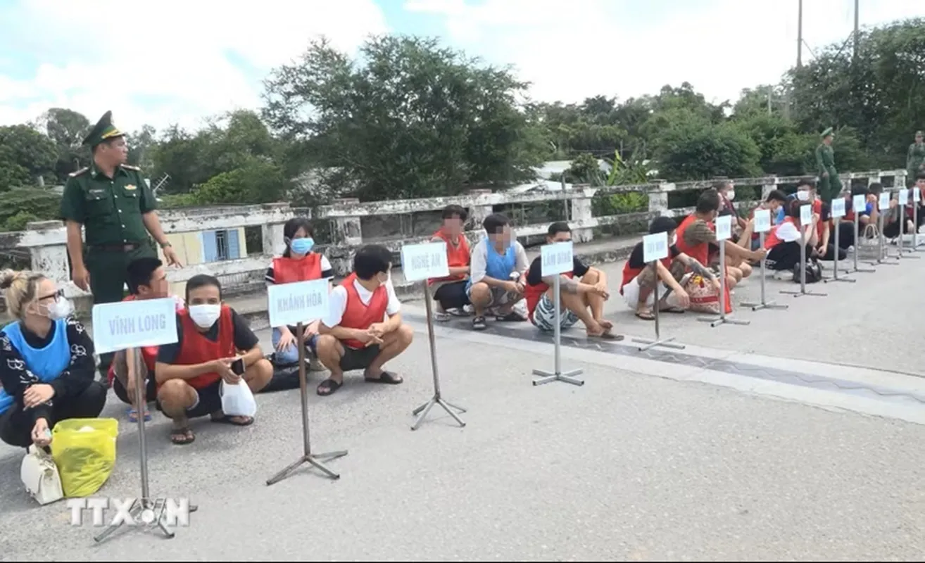 Công dân Việt Nam do lực lượng chức năng Campuchia trao trả tại Cửa khẩu quốc tế Dinh Bà (xã Tân Hộ Cơ, tỉnh Đồng Tháp) - Ảnh TTXVN phát
