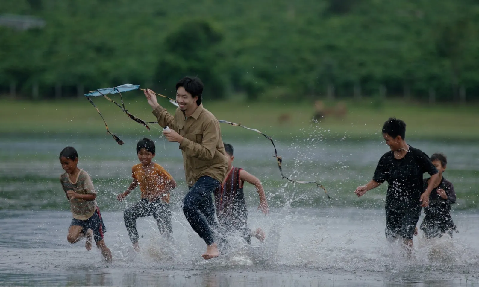 Đen và những người bạn dùng âm nhạc lan tỏa yêu thương đến trẻ em Tây Nguyên qua Những Em Bé Mặt Trời