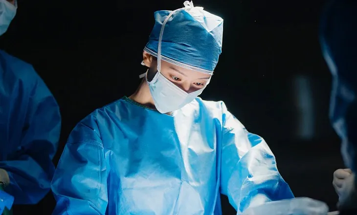Doctor X dẫn đầu bảng xếp hạng toàn cầu Netflix tuần thứ hai liên tiếp - Ảnh 1.