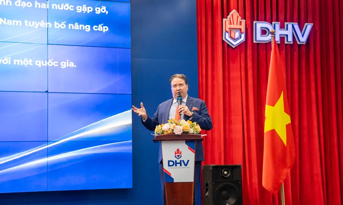 Sinh viên Việt Nam đối thoại với nguyên Đại sứ Hoa Kỳ