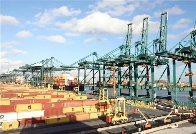 Cảng Antwerp-Bruges là cảng biển lớn thứ hai tại châu Âu, là trung tâm xử lý, phân phối ô tô và phương tiện cơ giới quy mô lớn; đồng thời sở hữu cụm công nghiệp hóa chất tích hợp lớn nhất châu Âu tại khu vực Antwerp. Ảnh: Thống Nhất/TTXVN