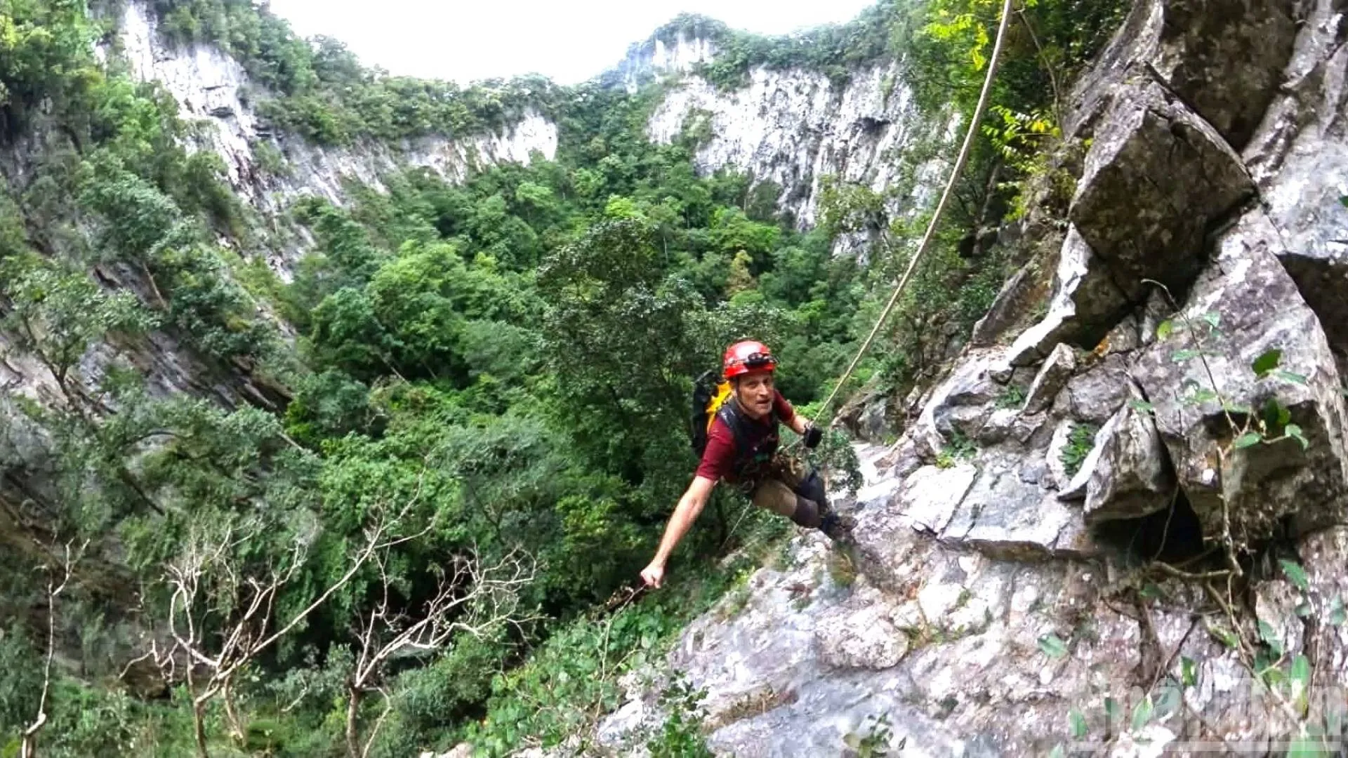 Chuyên gia Kevin Ditamore, thành viên Hiệp hội Hang động Hoa Kỳ đu mình xuống thám hiểm hố sụt