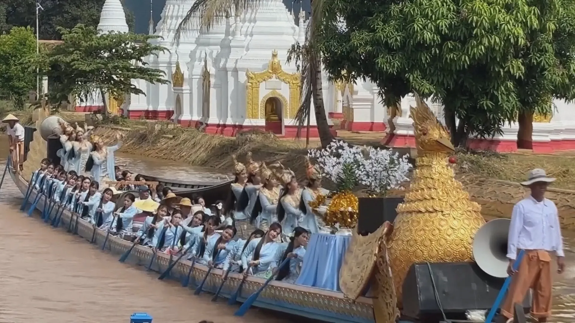 Lễ hội chùa Phaung Daw Oo ở Myanmar - Ảnh 2. Lễ hội chùa Phaung Daw Oo ở Myanmar - Ảnh 2.