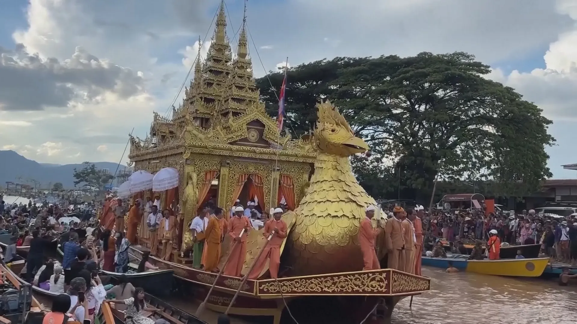 Lễ hội chùa Phaung Daw Oo ở Myanmar - Ảnh 1. Lễ hội chùa Phaung Daw Oo ở Myanmar - Ảnh 1.