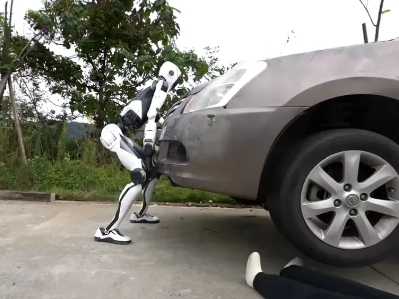 xuat-hien-ve-si-robot-biet-danh-kungfu-nang-bong-o-to-cuu-nguoi-nhu-phim-vien-tuong-1
