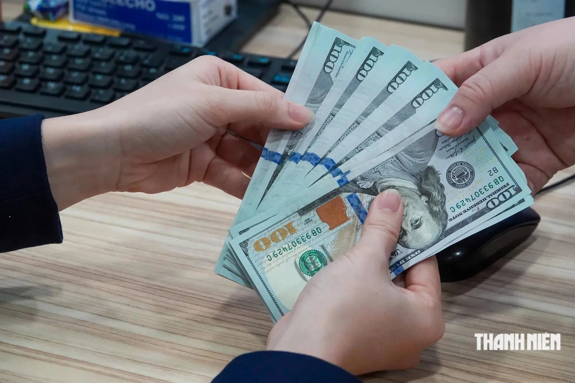Ngân hàng giảm giá USD về gần 26.000 đồng - Ảnh: Độc Lập - Thanh Niên