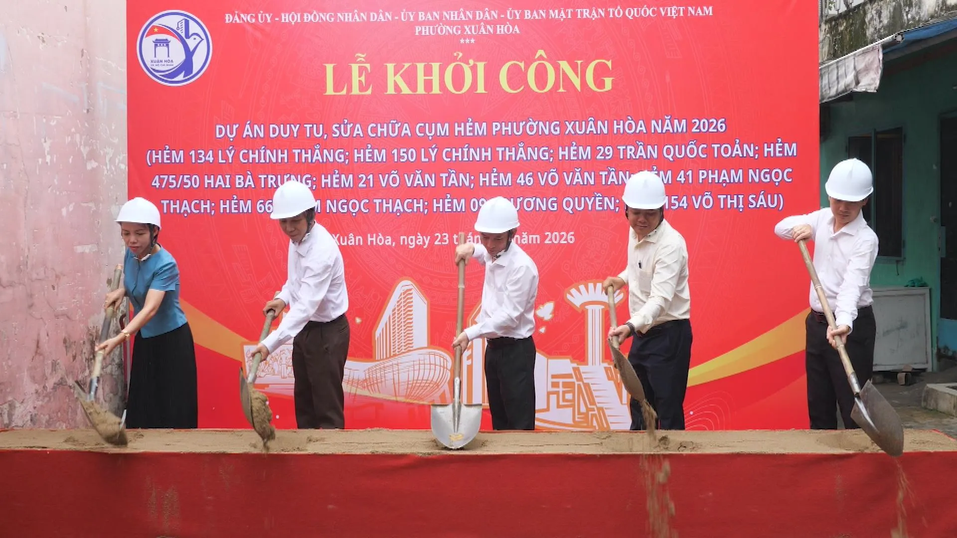 Phát động dự án “Vì phụ nữ Việt Nam - Không còn nỗi lo ung thư” | Thời sự trưa HTV ngày 23/10/2026 - Ảnh 2. Các đại biểu thực hiện nghi thức khởi công dự án cải tạo, sửa chữa các cụm hẻm tại phường Xuân Hòa