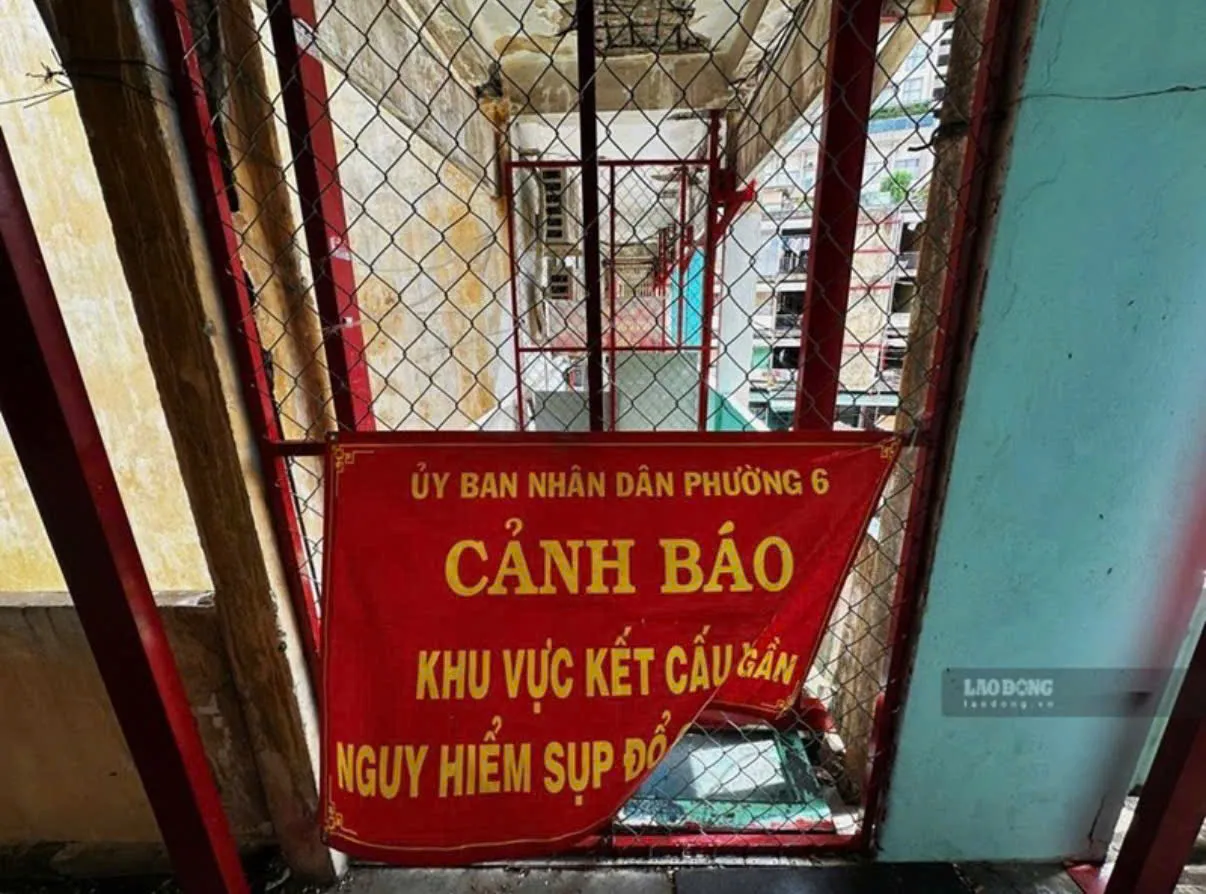 Một biển cảnh báo tại chung cư Vĩnh Hội (phường Khánh Hội, TP. Hồ Chí Minh) - Ảnh: Như Quỳnh - Lao Động