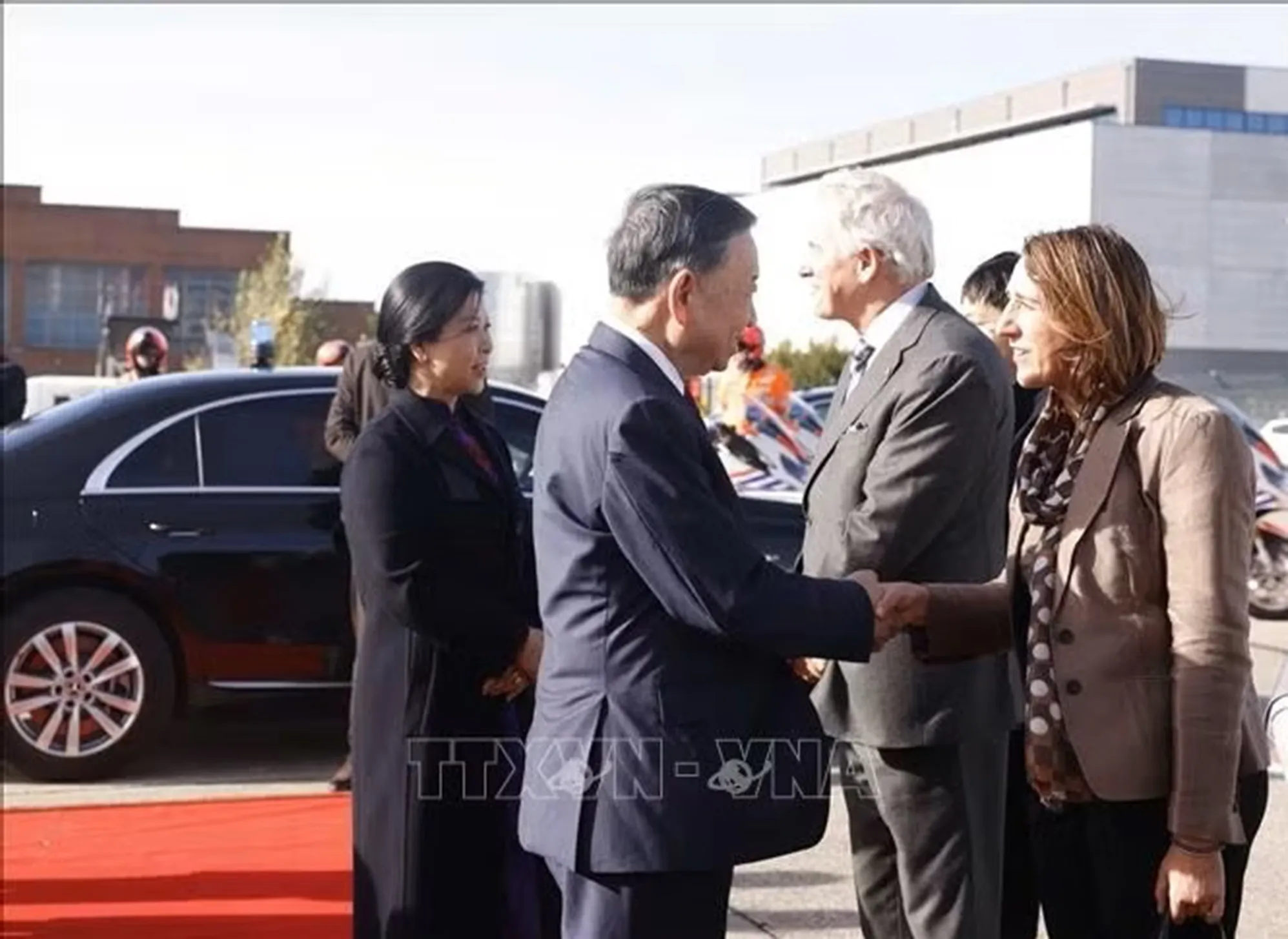 Quan chức Bỉ tiễn Tổng Bí thư, Chủ tịch nước Tô Lâm và Phu nhân Ngô Phương Ly tại Sân bay quân sự Melsbroek, Brussels. Ảnh: Thống Nhất/TTXVN