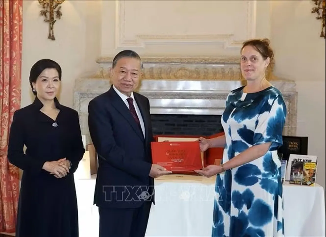 Tổng Bí thư, Chủ tịch nước Tô Lâm và Phu nhân Ngô Phương Ly tặng sách cho Thư viện Hoàng gia Bỉ. Ảnh: Thống Nhất/TTXVN