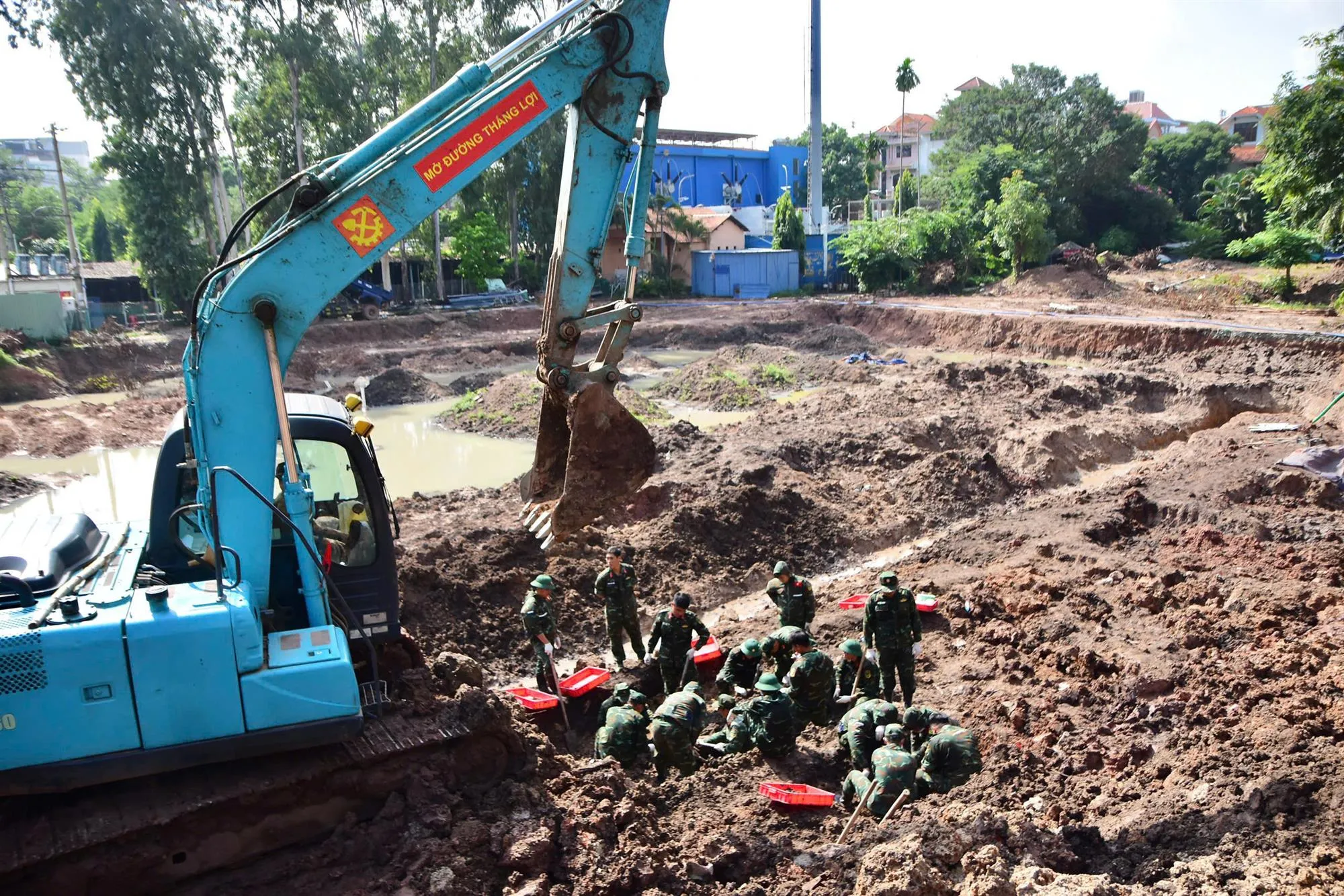 Các lực lượng tiếp tục mở rộng phạm vi tìm kiếm, quy tập hài cốt liệt sĩ tại Khu B, Công viên Lê Thị Riêng