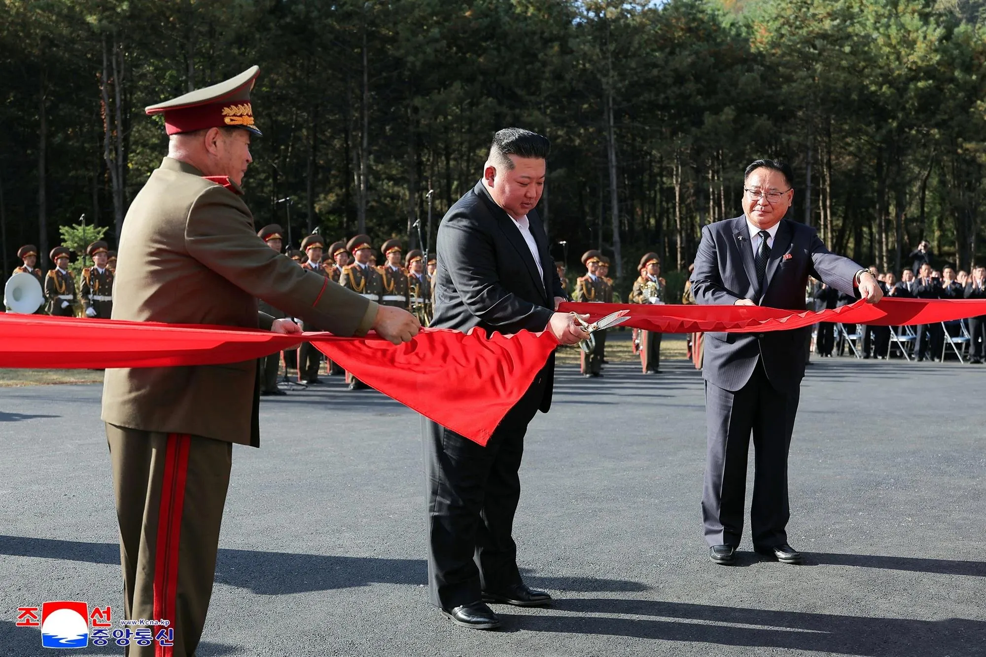 Ông Kim Jong-un cắt băng khánh thành một bảo tàng tại Triều Tiên hôm 11/10 - Ảnh: Reuters