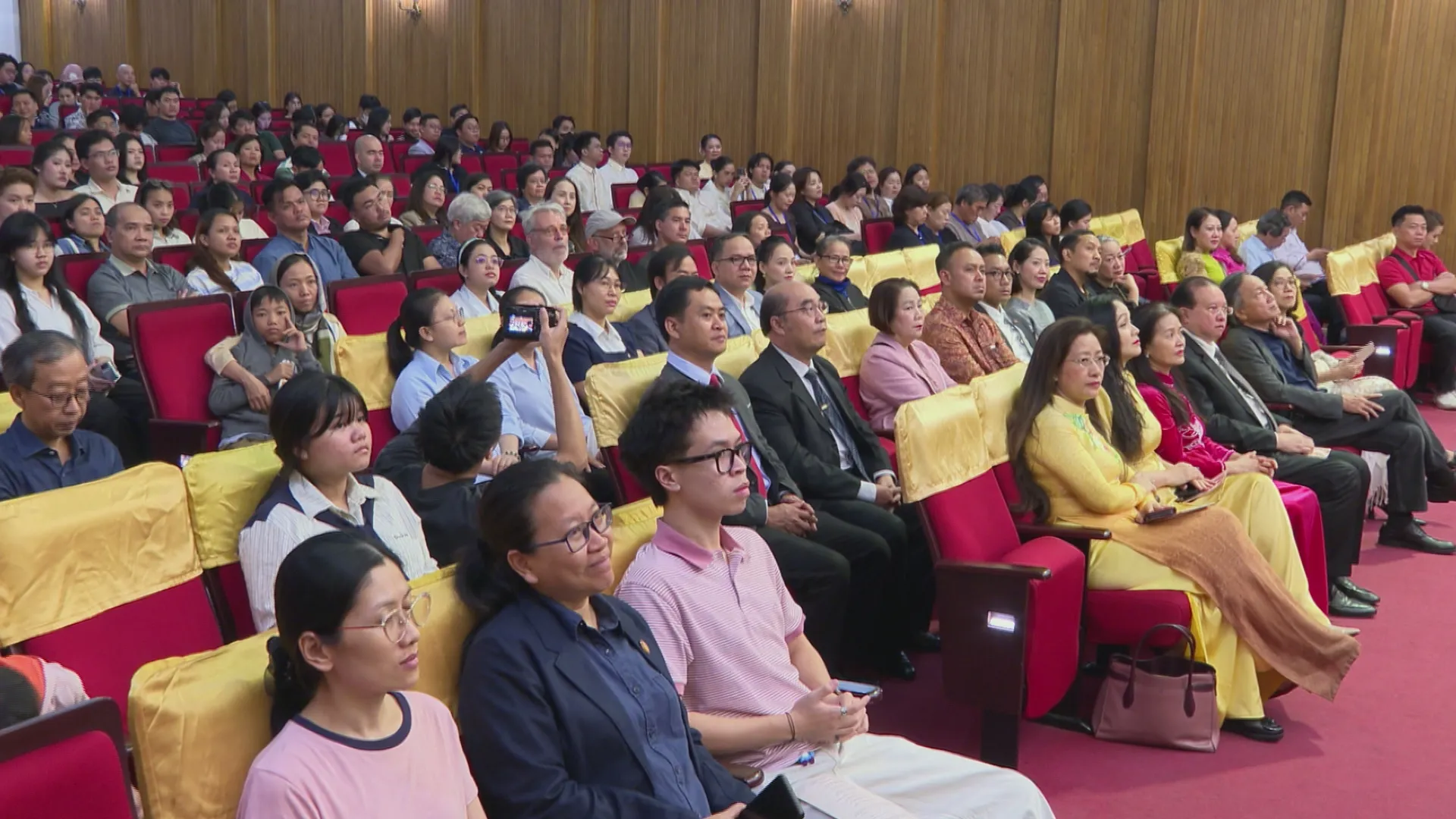 Điểm nhấn của chương trình là sự phối hợp giữa đoàn nghệ thuật Hàn Quốc và dàn nhạc của Nhạc viện Thành phố Hồ Chí Minh