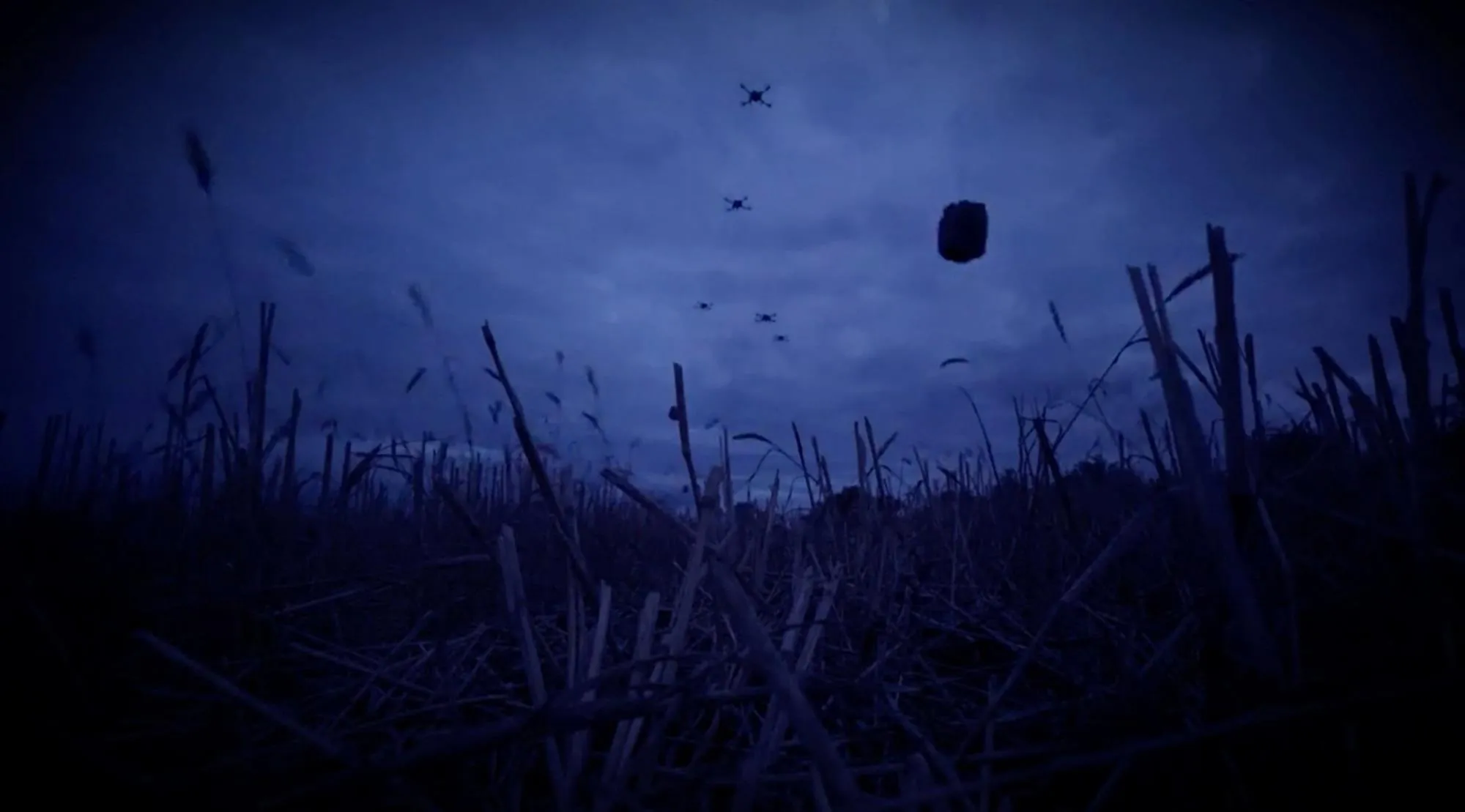 Hình ảnh trích từ một video cho thấy drone chở các gói thực phẩm tới một địa điểm tại Oleshky - Ảnh: Reuters