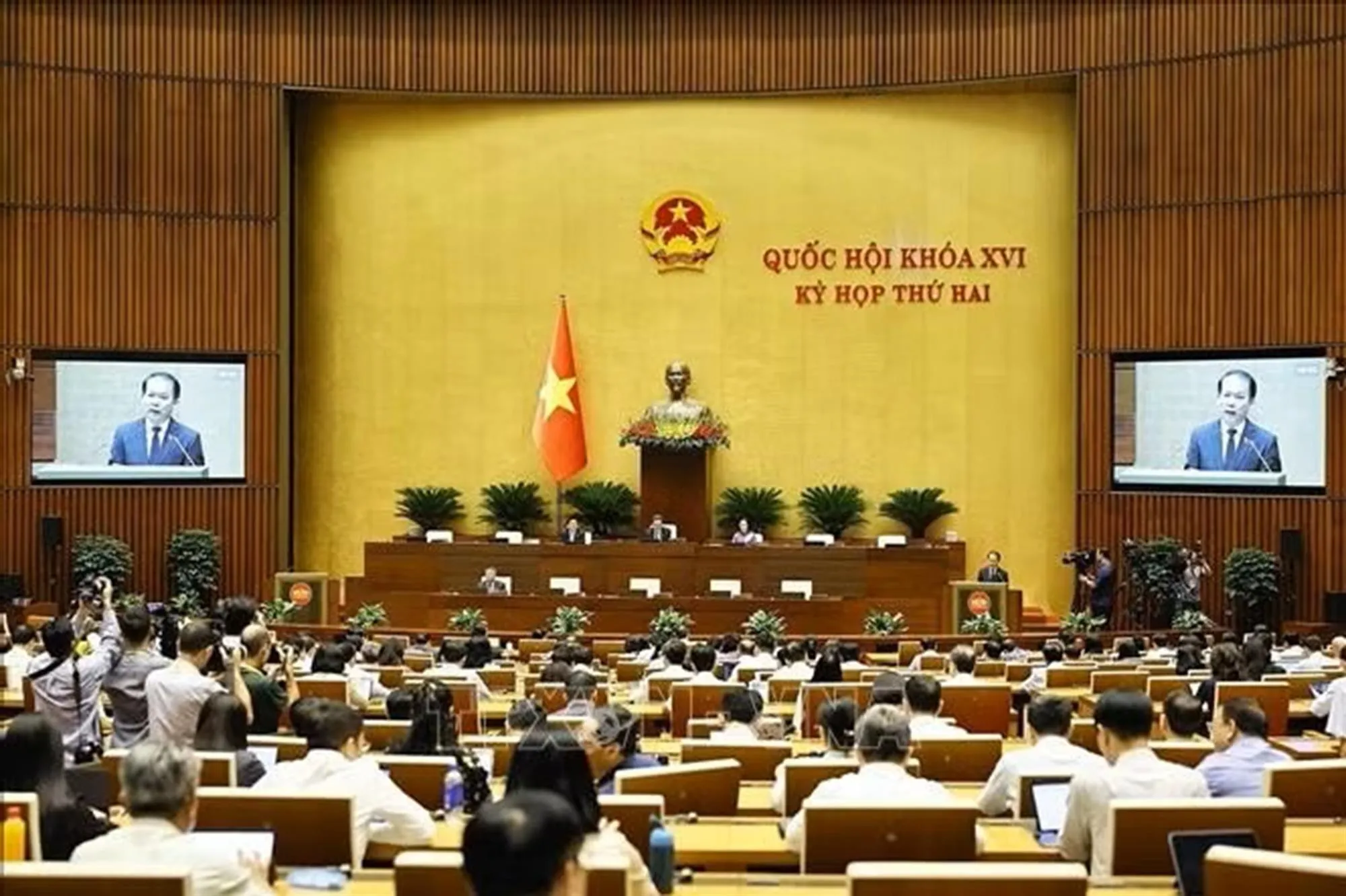 Bộ trưởng Bộ Tư pháp Hoàng Thanh Tùng, thừa ủy quyền của Thủ tướng Chính phủ trình bày tờ trình về 02 dự án: Luật Tài nguyên, môi trường biển và hải đảo (sửa đổi); Luật sửa đổi, bổ sung một số điều của Luật Bảo vệ môi trường. Ảnh: Doãn Tấn/TTXVN