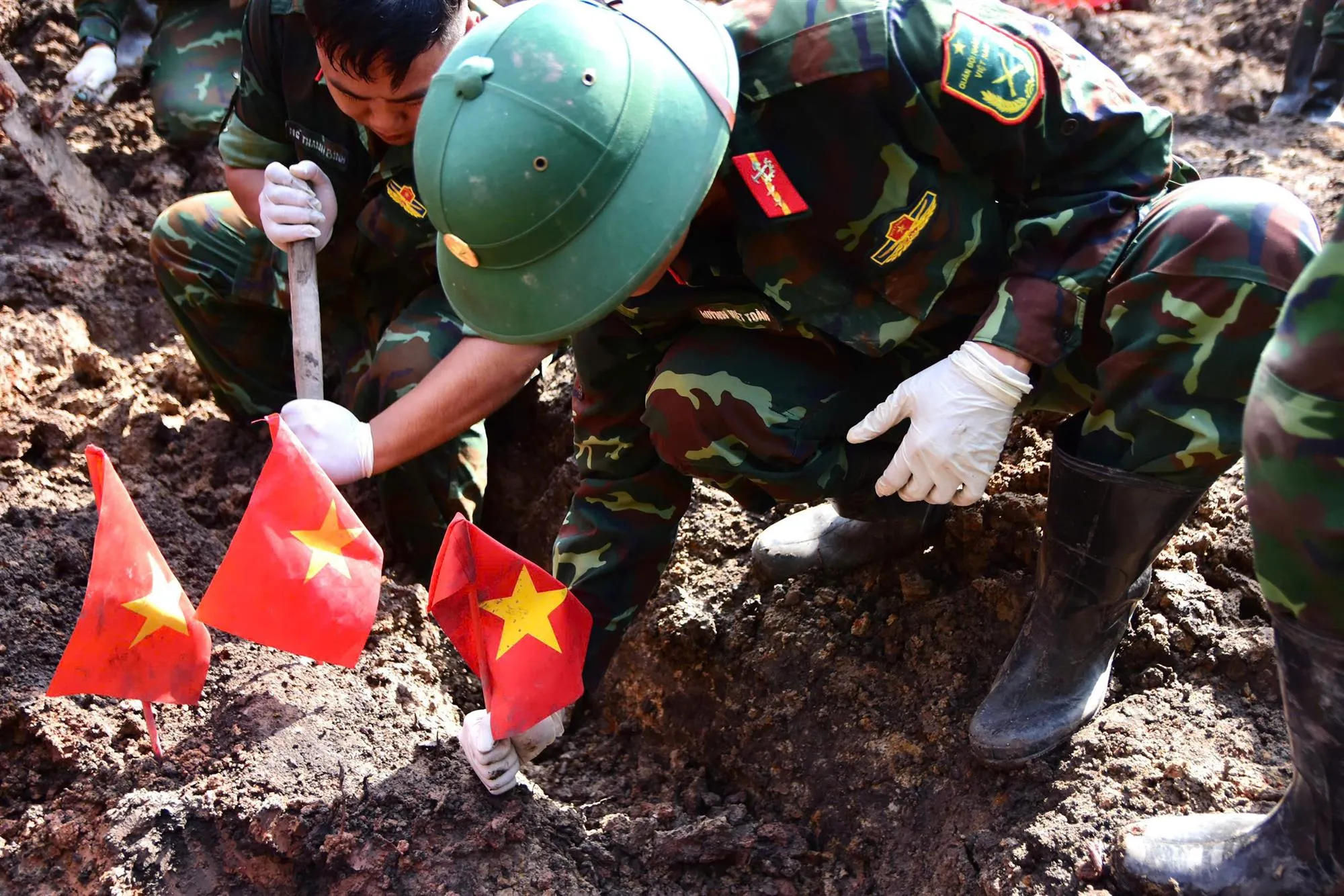 Các lực lượng tiếp tục mở rộng phạm vi tìm kiếm, quy tập hài cốt liệt sĩ tại Khu B, Công viên Lê Thị Riêng