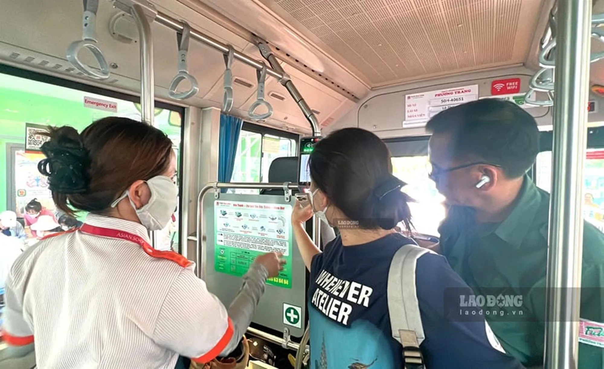Hành khách xác thực danh tính khi sử dụng xe buýt miễn phí tại TP. Hồ Chí Minh. Ảnh: Như Quỳnh