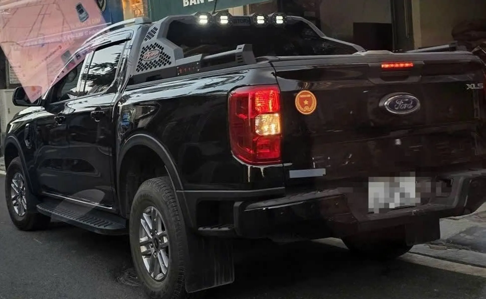 Xe bán tải lắp thêm đèn bị xử phạt. Ảnh: Đội CSGT đường bộ số 3 Phòng CSGT Công an TP Hải Phòng - Ảnh: Lao Động
