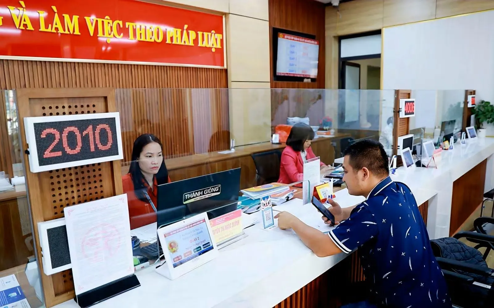 Các cấp ngành TP. Hà Nội xác định việc cải cách TTHC từ yêu cầu của người dân và doanh nghiệp - Ảnh: Quang Phong - TTXVN
