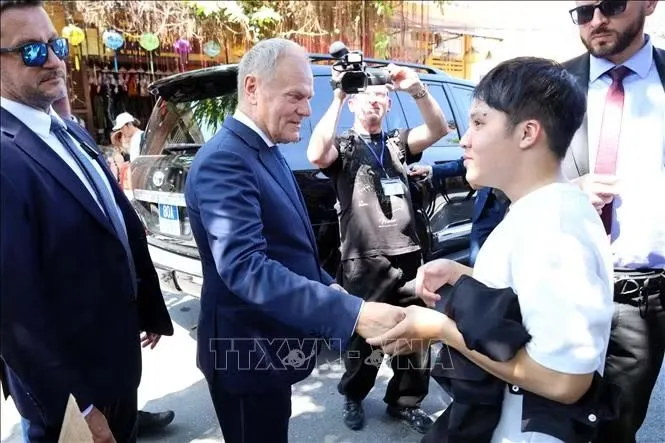 Thủ tướng Ba Lan Donald Tusk giao lưu với giới trẻ Đà Nẵng tại phố cổ Hội An. Ảnh: Trần Lê Lâm/TTXVN