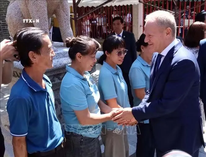 Thủ tướng Ba Lan Donald Tusk giao lưu với người dân tại phố cổ Hội An. Ảnh: Trần Lê Lâm/TTXVN