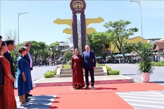 Phó Chủ tịch UBND thành phố Đà Nẵng Nguyễn Thị Anh Thi đón Thủ tướng Ba Lan Donald Tusk thăm phố cổ Hội An. Ảnh: Trần Lê Lâm/TTXVN
