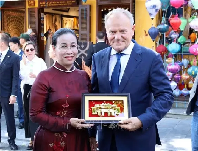 Phó Chủ tịch UBND thành phố Đà Nẵng Nguyễn Thị Anh Thi tặng quà lưu niệm cho Thủ tướng Ba Lan Donald Tusk tại phố cổ Hội An. Ảnh: Trần Lê Lâm/TTXVN