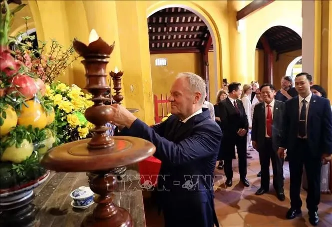 Thủ tướng Ba Lan Donald Tusk thăm di tích văn hóa lịch sử tại phố cổ Hội An. Ảnh: Trần Lê Lâm/TTXVN