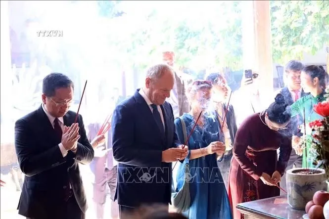 Thủ tướng Ba Lan Donald Tusk thăm các di tích văn hóa lịch sử tại phố cổ Hội An. Ảnh: Trần Lê Lâm/TTXVN