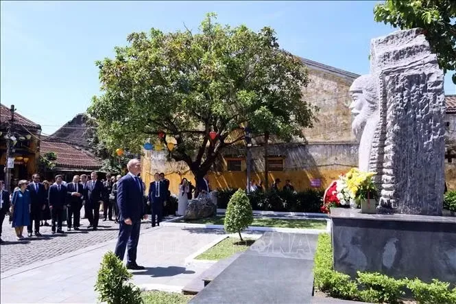 Thủ tướng Donald Tusk thăm tượng đài kiến trúc sư người Ba Lan Kazimierz Kwiatkowski ở phố cổ Hội An. Ảnh: Trần Lê Lâm/TTXVN