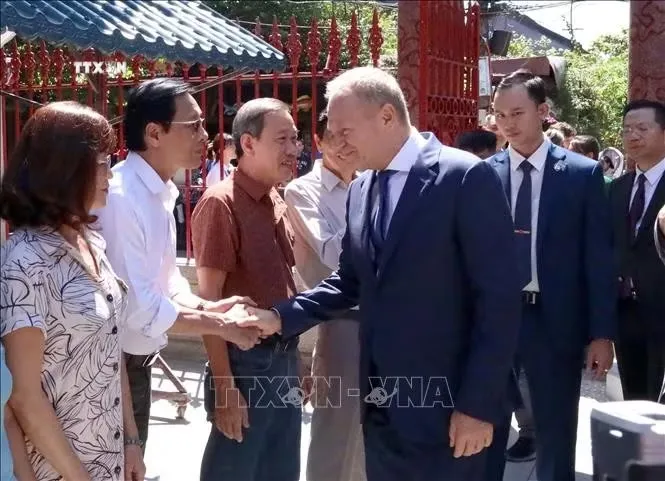 Thủ tướng Ba Lan Donald Tusk giao lưu với người dân tại phố cổ Hội An. Ảnh: Trần Lê Lâm/TTXVN