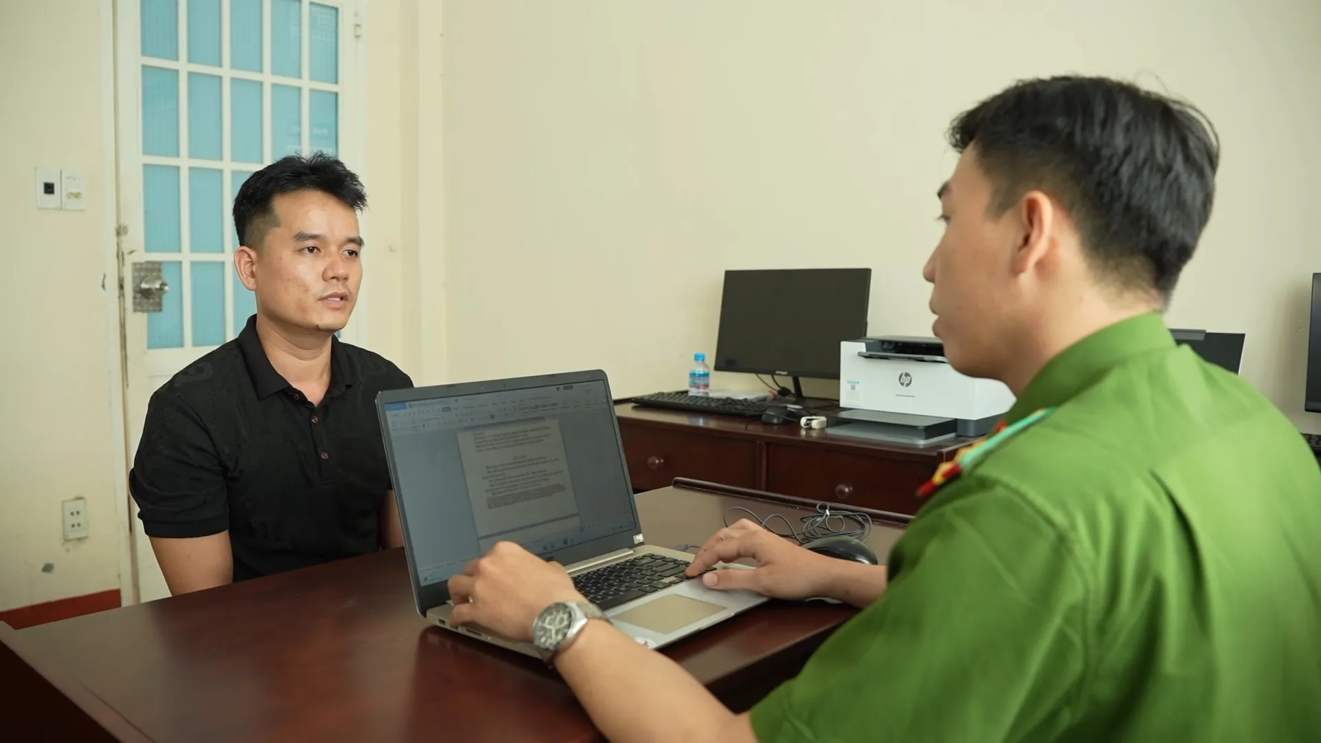 Chỉ sau 40 phút truy xét, bắt giữ đối tượng dùng dao cướp tiệm vàng - Ảnh 3.