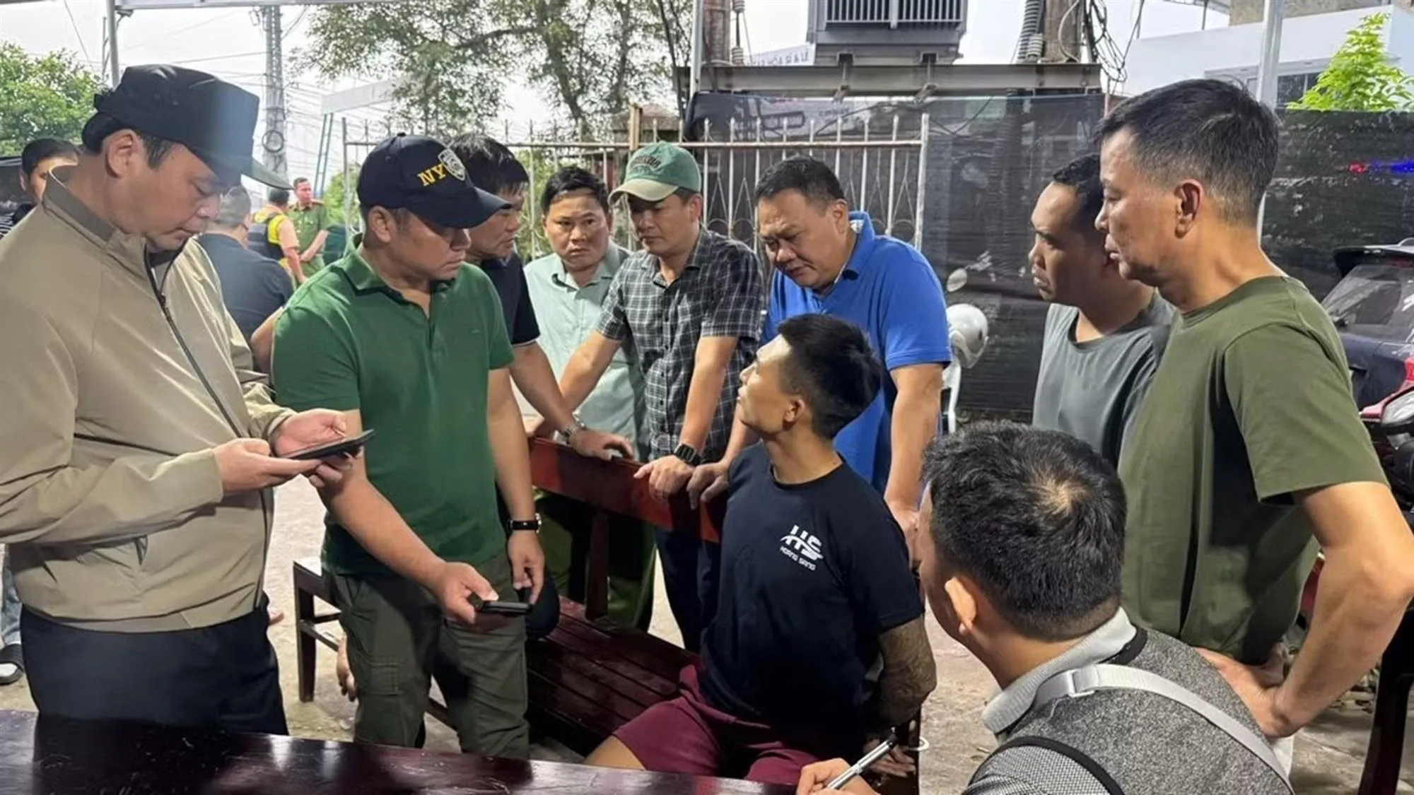 Đối tượng Lê Văn Cường (áo đen, quần đỏ) đã bị lực lượng chức năng bắt lại - Ảnh: VOV