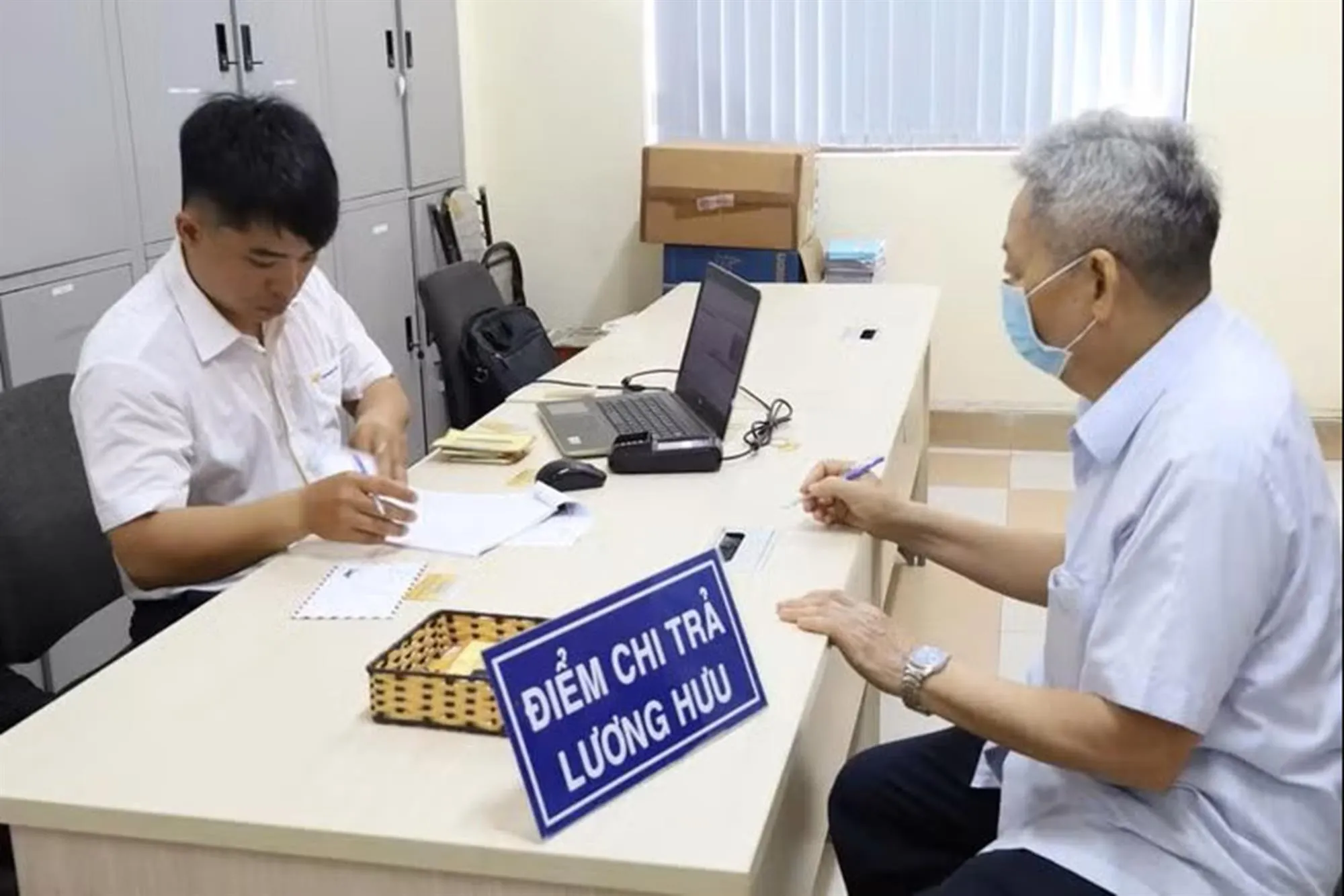 Chi trả lương hưu, trợ cấp cho người hưởng - TTXVN