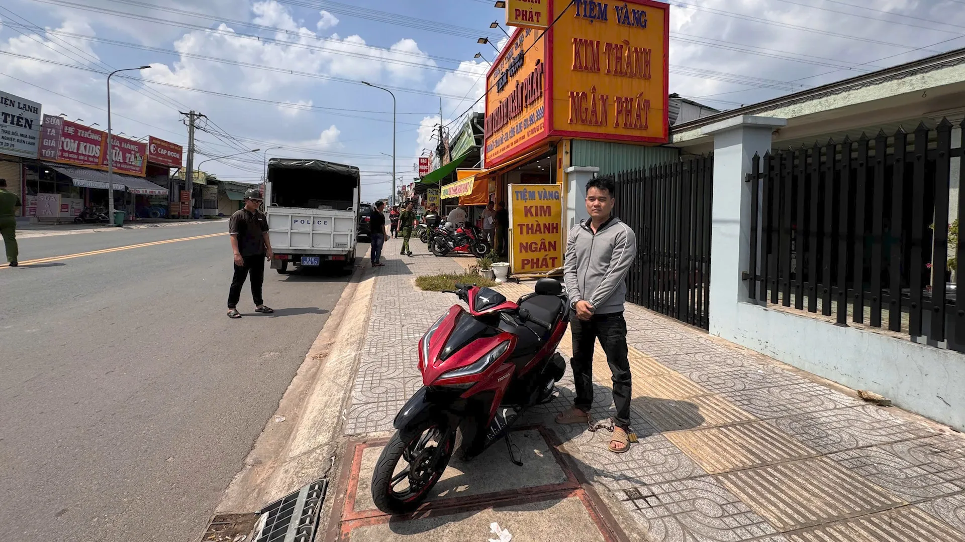 Chỉ sau 40 phút truy xét, bắt giữ đối tượng dùng dao cướp tiệm vàng - Ảnh 2. Chỉ sau 40 phút truy xét, bắt giữ đối tượng dùng dao cướp tiệm vàng - Ảnh 2.