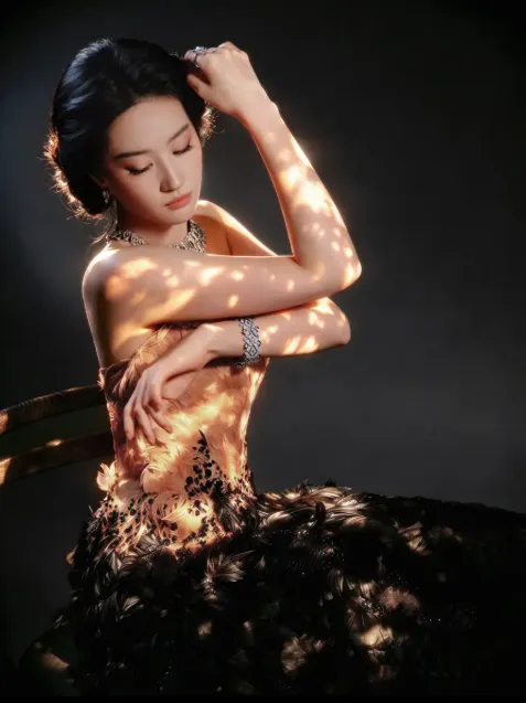 Lưu Diệc Phi hóa “thiên nga đen” với đầm lông vũ cầu kỳ - Ảnh 1.