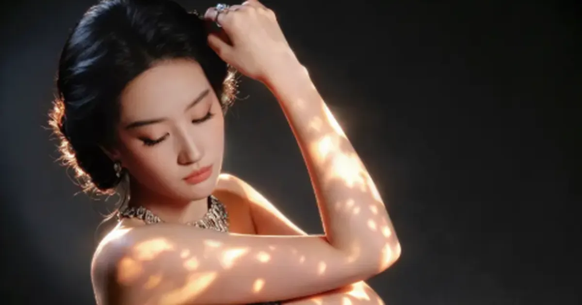 Lưu Diệc Phi hóa “thiên nga đen” với đầm lông vũ cầu kỳ
