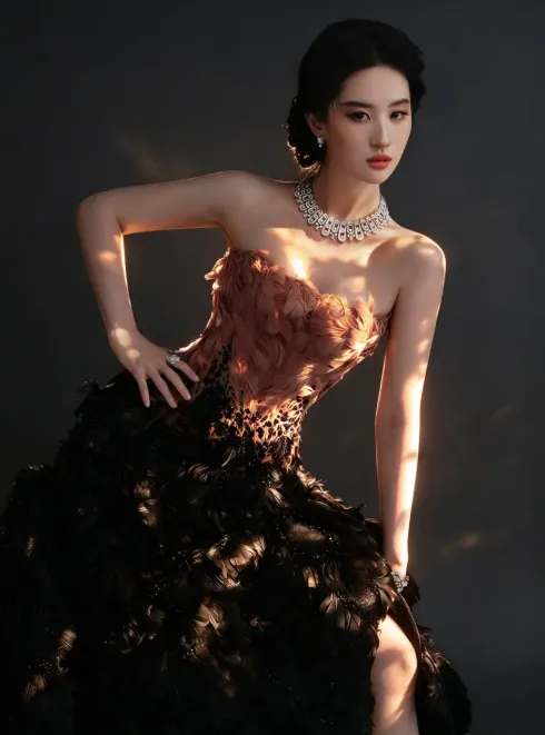 Lưu Diệc Phi hóa “thiên nga đen” với đầm lông vũ cầu kỳ - Ảnh 3. Lưu Diệc Phi hóa “thiên nga đen” với đầm lông vũ cầu kỳ - Ảnh 3.