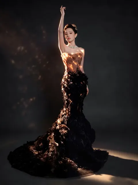 Lưu Diệc Phi hóa “thiên nga đen” với đầm lông vũ cầu kỳ - Ảnh 4.